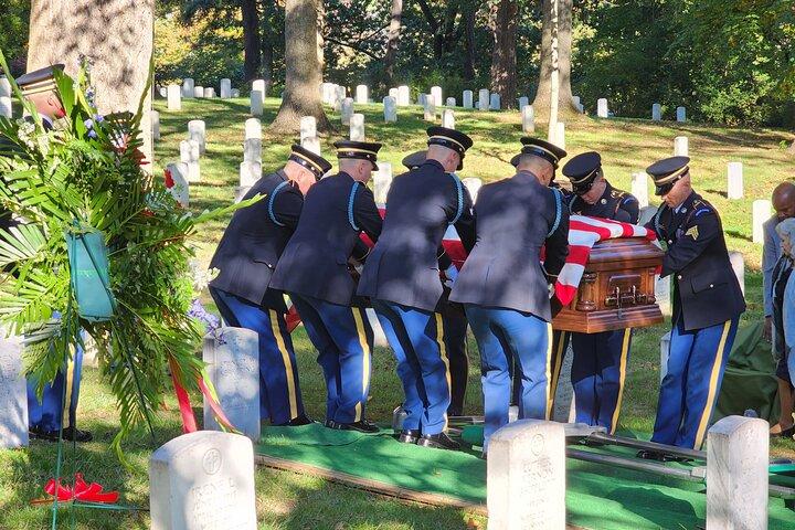 退役軍人によるアーリントン国立墓地ウォーキングツアー