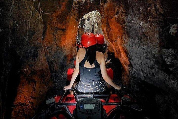Aventure en quad Ubud avec tunnel et cascade à Bali