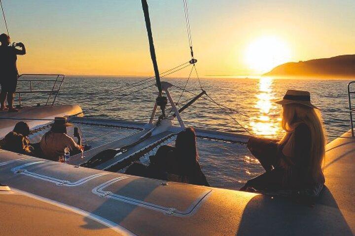 Lisboa: Luxo Catamarã Sunset e Cruzeiro de Vinhos