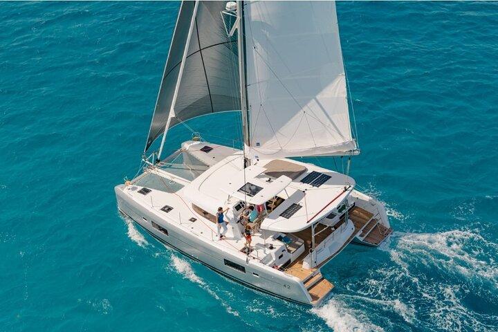 Lisboa: Luxo Catamarã Sunset e Cruzeiro de Vinhos