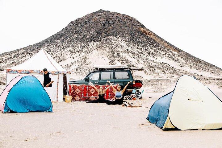 Deserto magico in bianco e nero dell'Egitto