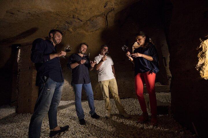 Degustação dos melhores vinhos de Siena em uma cripta etrusca