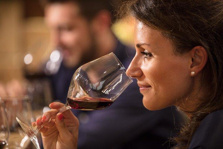 Degustação dos melhores vinhos de Siena em uma cripta etrusca