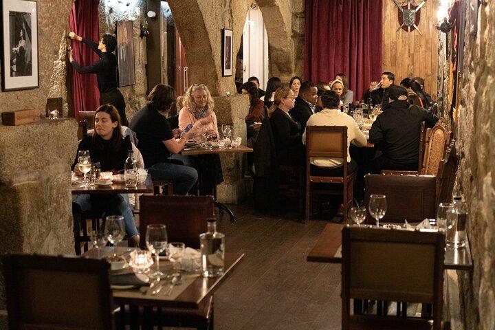 Fado Tour guidato di mezza giornata con cena e spettacolo dal vivo a Lisbona