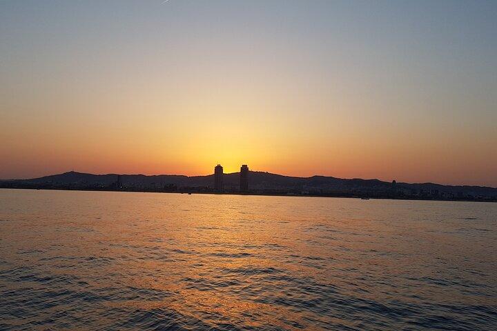 Solnedgang på en sejlbåd langs Barcelonas kyst