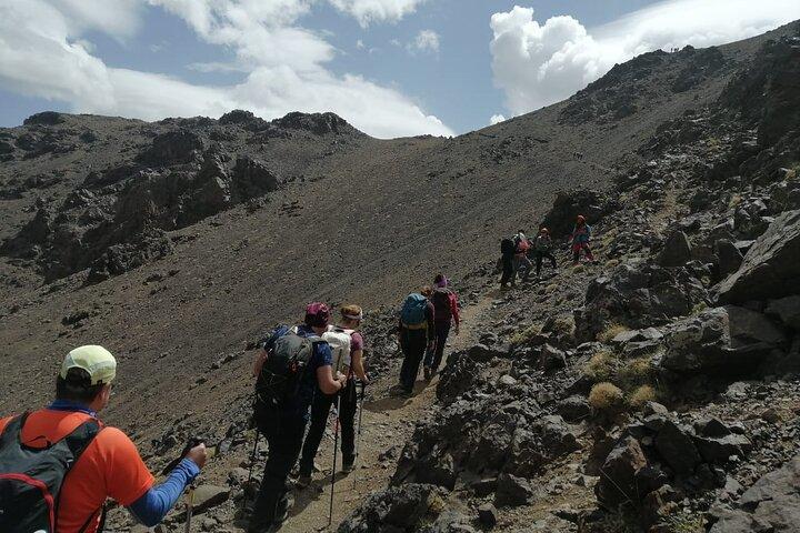アトラス山トレッキング：イフニ湖とトゥブカル頂上を発見