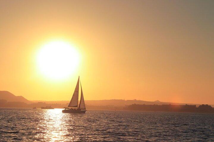 ロスカボスの夕暮れ時の豪華ヨットツアー