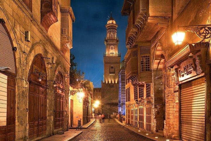 Esplora il tour notturno guidato privato del Cairo