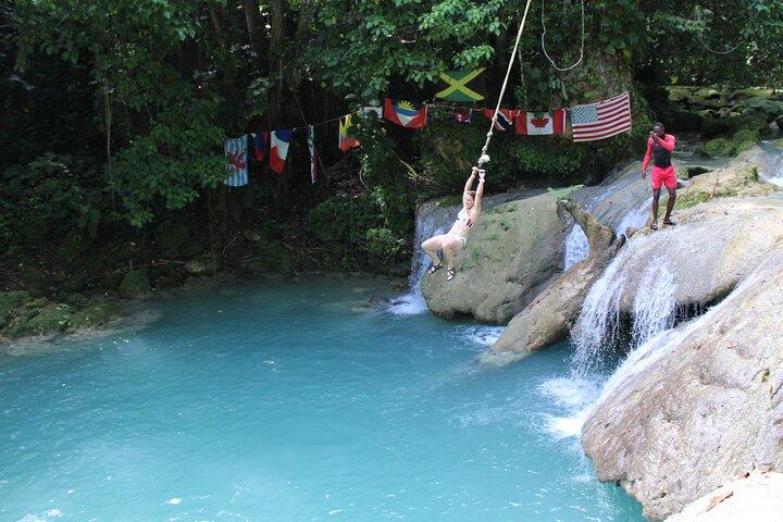 Blue Hole y el entubado del río desde Ocho Ríos incluyen tarifas de entrada