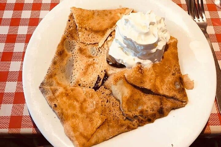 All Inclusive Food & History Tour of Montmartre with Local Guide