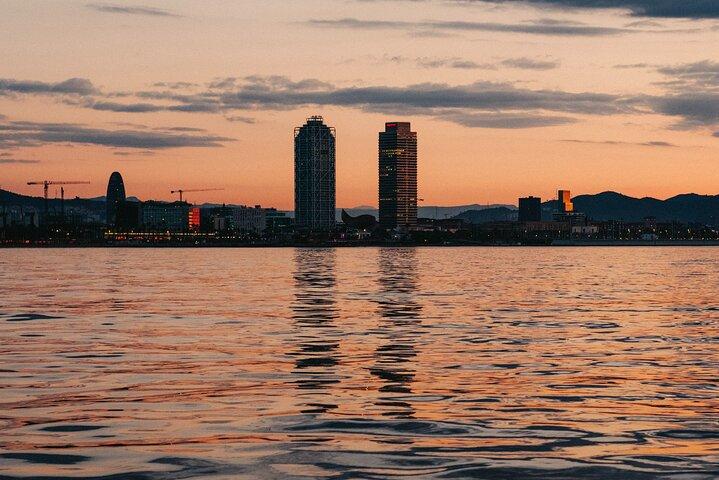 Sunset Sailing Cruise i Barcelona ledet af Young & Local Captain