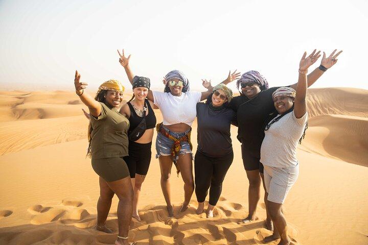Dubaï d'une demi-journée dans les dunes rouges avec sandboarding, chameau et faucon