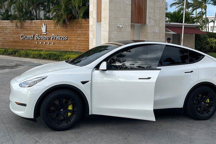 Traslado en Tesla desde el Aeropuerto SDQ hacia Santo Domingo