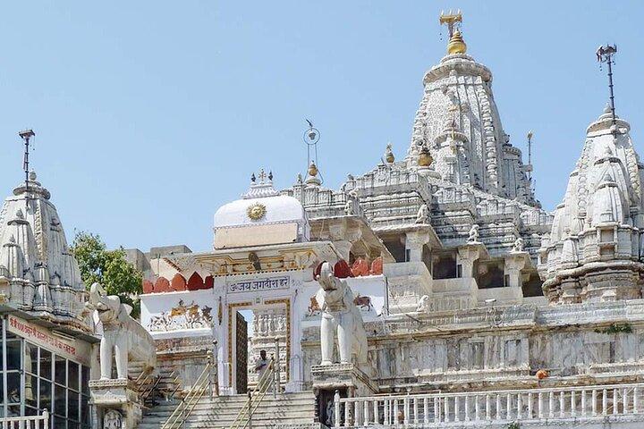 Pacchetto turistico di Udaipur con guida e taxi privato