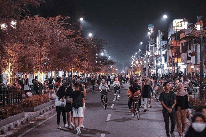 Tour nocturno a pie: comida callejera de Malioboro con guía en Yogyakarta