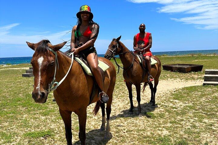 Tour guiado de rafting en bambú, paseo a caballo y nado en Montego Bay
