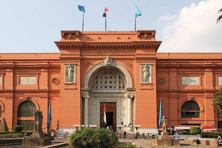 Esplora i punti salienti del Cairo in un giorno da Hurghada.