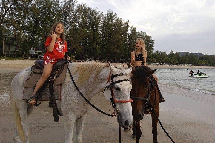 プーケットのビーチ乗馬アクティビティ