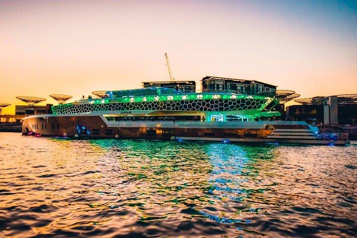 Lotus Mega Yatch - fantastisk luksus-yatch middag på Marina