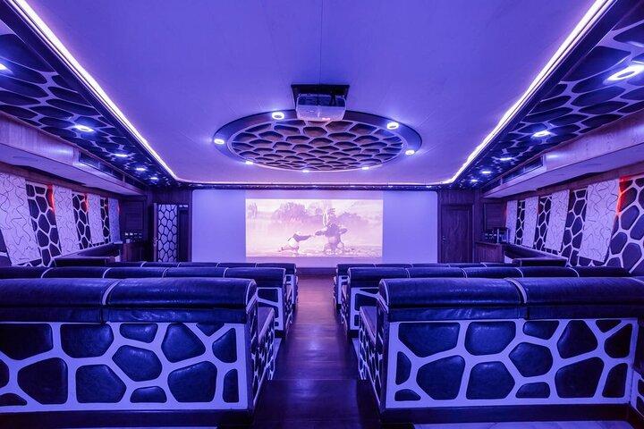 Dubaï Lotus Mega Yacht Dinner Croisière