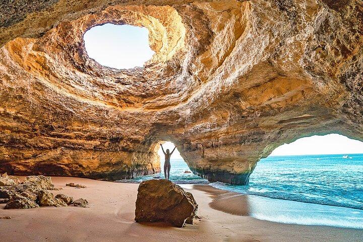 Visite complète des grottes de Benagil au lever du soleil
