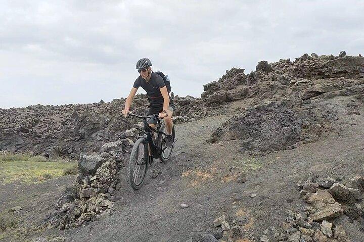 ランサローテ島の火山を巡る電動自転車ツアー – 少人数制