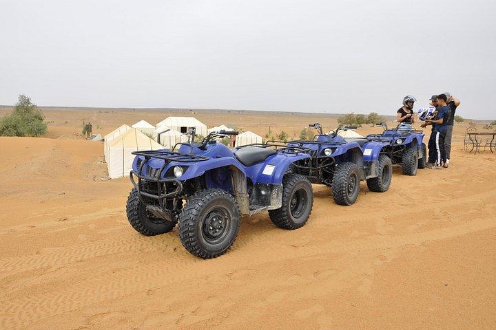 メルズーガ砂漠のサハラ ATV クワッド & バギー & サンドボード
