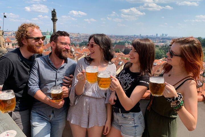Praga Castle and Pubs Tour com bebidas incluídas