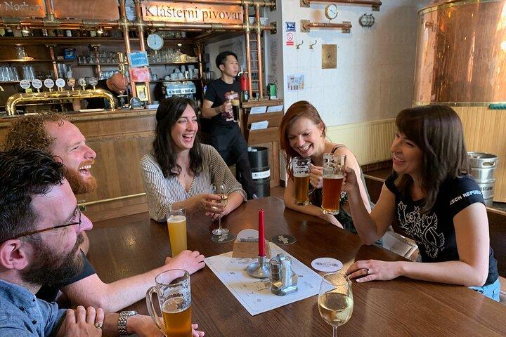 Praga Castle and Pubs Tour com bebidas incluídas