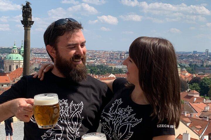Praga Castle and Pubs Tour com bebidas incluídas