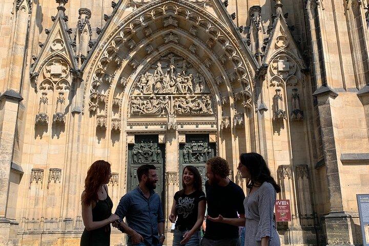 Praga Castle and Pubs Tour com bebidas incluídas