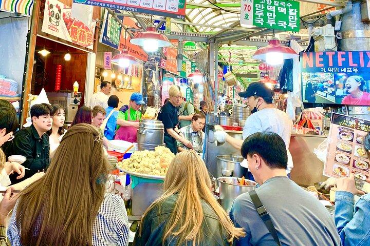 Tour guidato privato di un'intera giornata a Seoul con pranzo, tè e cena