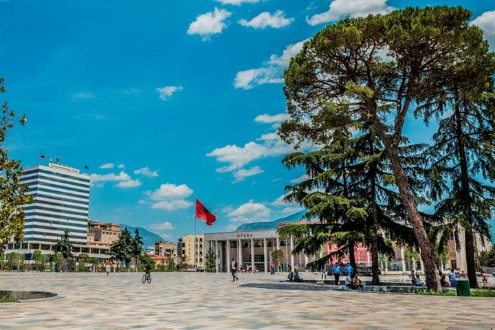 Locais de comida e comunismo em Tirana - 1 dia