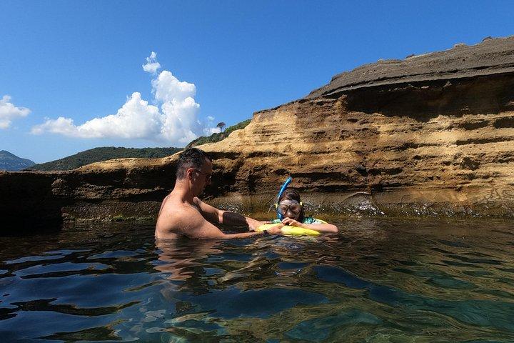 プロチダ島またはイスキア島を巡る5時間のボートツアー（プライベート）