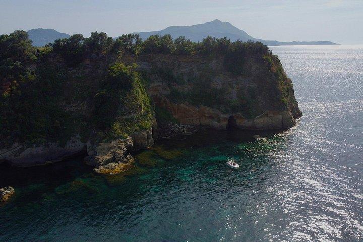 プロチダ島またはイスキア島を巡る5時間のボートツアー（プライベート）