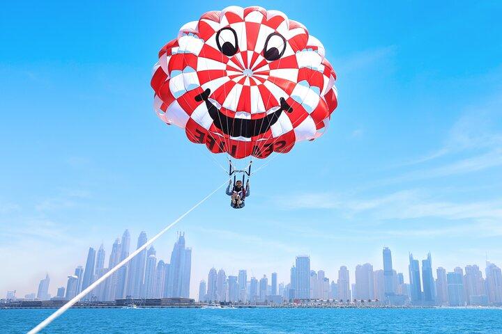 パーム ジュメイラと JBR ビーチの景色を眺めながらドバイでパラセーリング