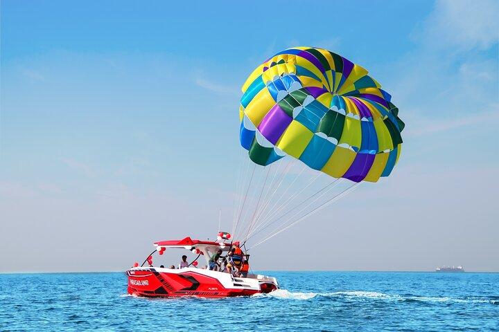 パーム ジュメイラと JBR ビーチの景色を眺めながらドバイでパラセーリング