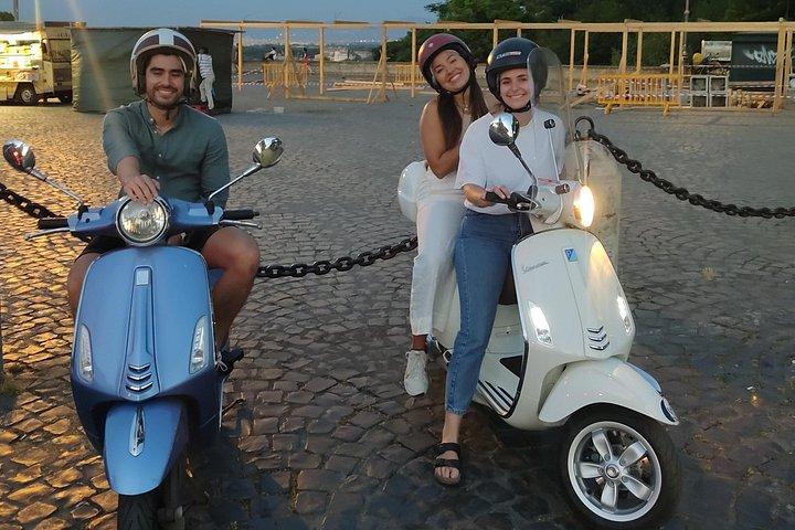 Tour esclusivo in Vespa di Roma di notte