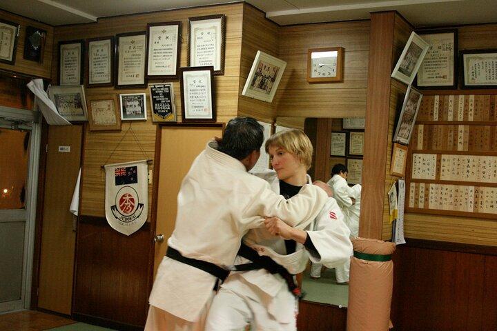 Sumérgete en la clase de artes marciales de judo de Japón