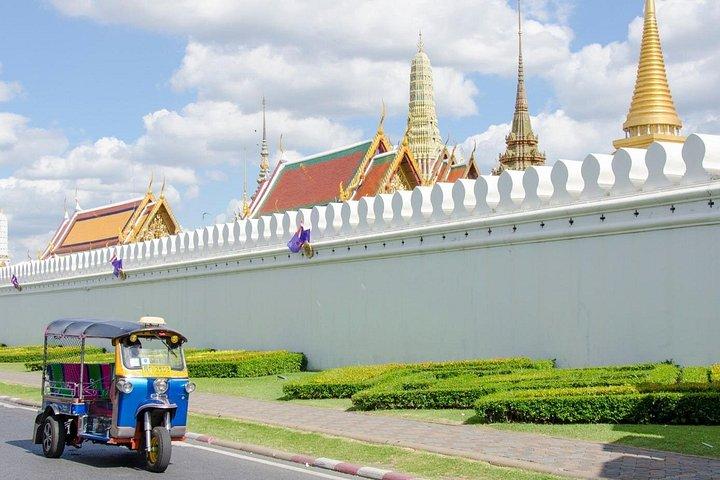 典型的なタイのトゥクトゥクでバンコクを体験