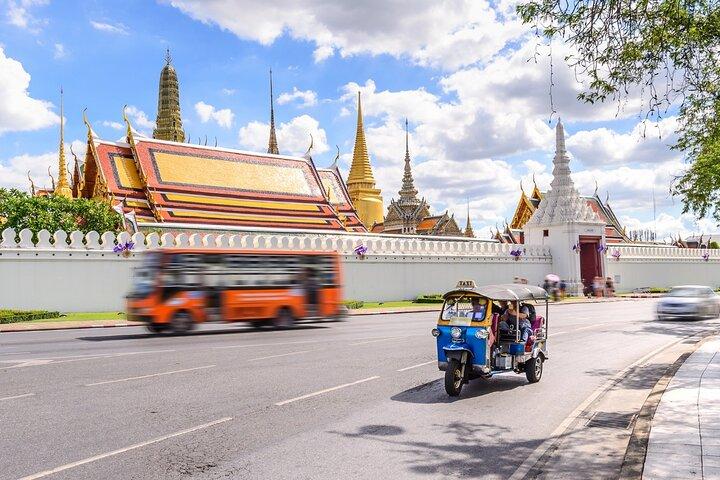 典型的なタイのトゥクトゥクでバンコクを体験