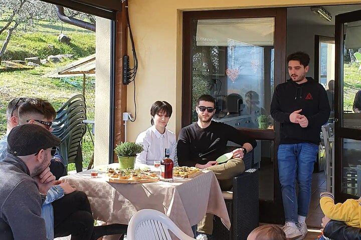 ウンブリアの田園地帯で職人が作るリキュールを1時間テイスティング
