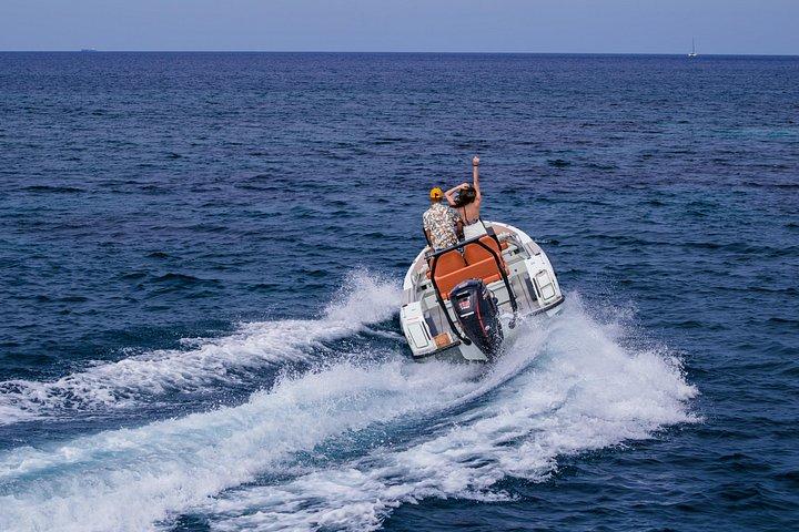 Saxdor Luxury Boatでのサントリーニ島での1日レンタル