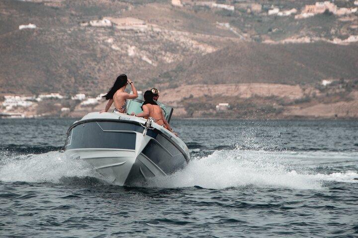 Saxdor Luxury Boatでのサントリーニ島での1日レンタル
