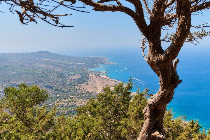 Excursão combinada de jipe e barco de dia inteiro de surf e relva saindo de Paphos