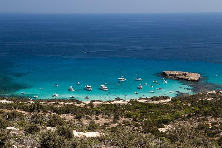 Excursão combinada de jipe e barco de dia inteiro de surf e relva saindo de Paphos