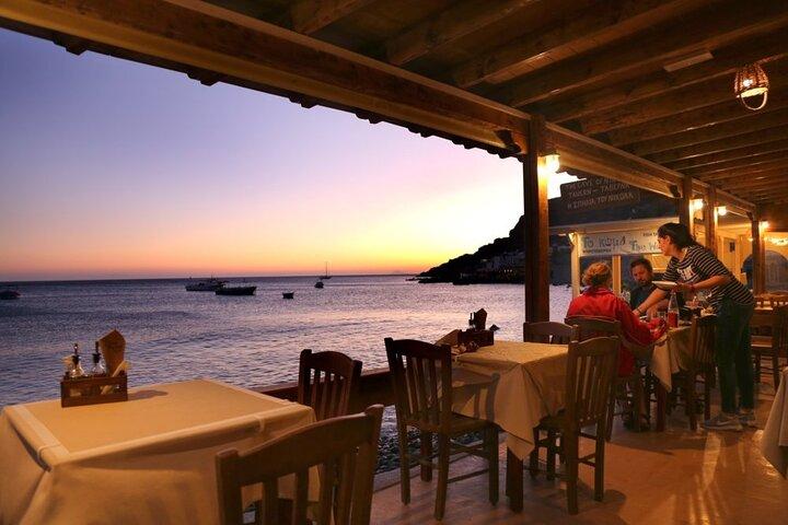 Sabores da excursão privada de comida e vinho ao pôr do sol em Santorini