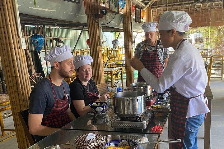 カムタン料理教室、バスケット ボート、地元の市場での 5 時間