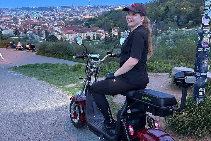 Privat live-guidet E-scooter-tur i Prag: 2 timer