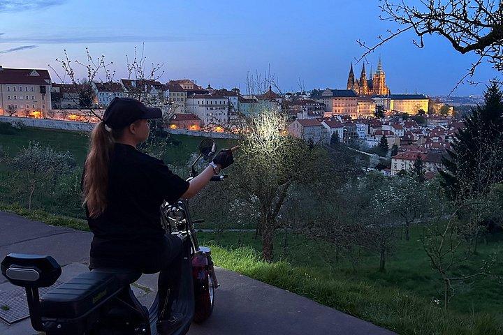 Privat live-guidet E-scooter-tur i Prag: 2 timer